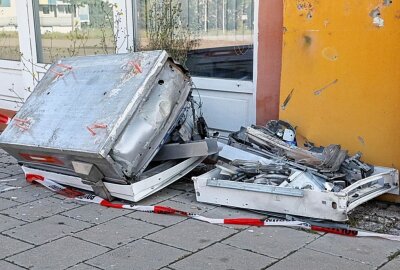 Zigarettenautomat auf dem Sonnenberg von Hauswand abgesprengt - Zeugen gesucht - In der Nacht auf Donnerstag wurde erneut ein Zigarettenautomat in Chemnitz gesprengt. Foto: Jan Härtel