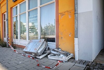 Zigarettenautomat auf dem Sonnenberg von Hauswand abgesprengt - Zeugen gesucht - In der Nacht auf Donnerstag wurde erneut ein Zigarettenautomat in Chemnitz gesprengt. Foto: Jan Härtel