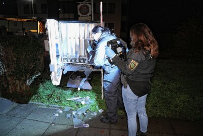 Zigarettenautomat in Dresden gesprengt - Der Zigarettenautomat wurde durch die Detonation komplett zerstört. Foto: Roland Halkasch