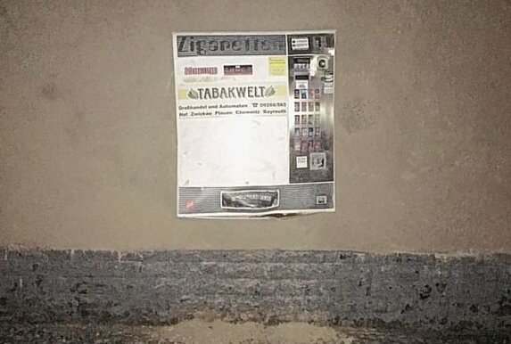 Zigarettenautomat in Elsterberg gesprengt: Zeugen gesucht - Zigarettenautomat an der Thomas-Müntzer-Straße gesprengt. Foto: Polizeidirektion Zwickau