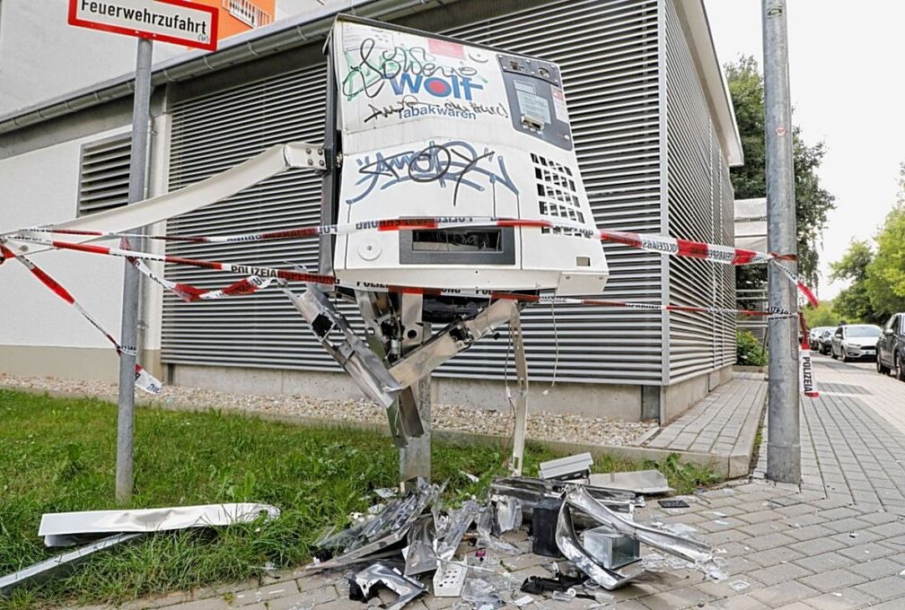 Zigarettenautomat wurde zur Detonation gebracht - Im Ortsteil Hutholz wurde ein Zigarettenautomat gesprengt. Foto: Jan Härtel