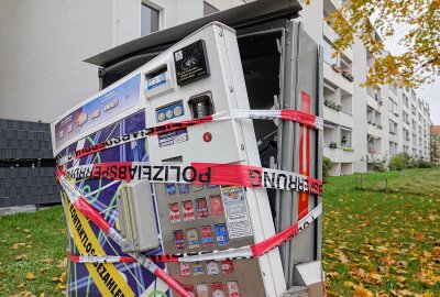 Zigarettenautomaten mit Pyrotechnik gesprengt - In Dresden wurde erneut ein Zigarettenautomat gesprengt. Foto: Roland Halkasch