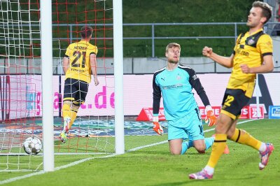 "Zimbo"-Tor zu wenig für den FSV: Dynamo zieht ins Sachsenpokal-Finale ein - Robin Meißner traf doppelt gegen FSV-Torhüter Benjamin Leneis. Foto: PICTURE POINT