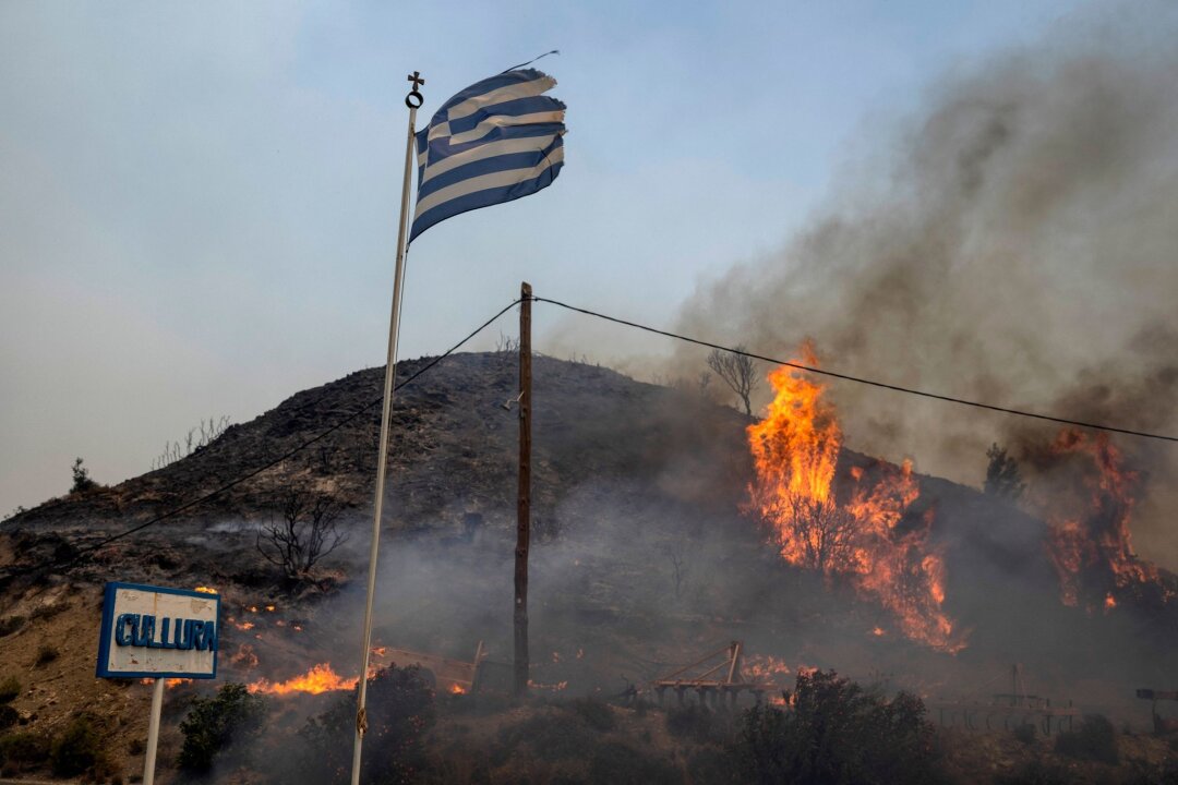 Zivilschutz warnt vor hoher Waldbrandgefahr in Griechenland - Flammen lodern im vergangenen Jahr auf einem Hügel auf Rhodos.