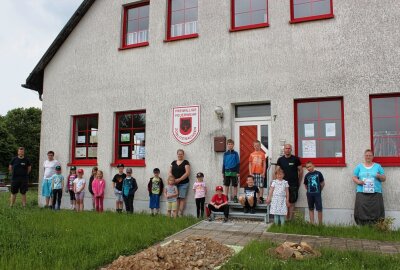 Zöblitz: Feuerwehr pflegt Gemeinschaft und haben Freude an Aktivitäten - Die Kinder entwickelten bei der Gestaltung der Mut-Mach-Fenster viele Ideen. Foto: Jana Kretzschmann