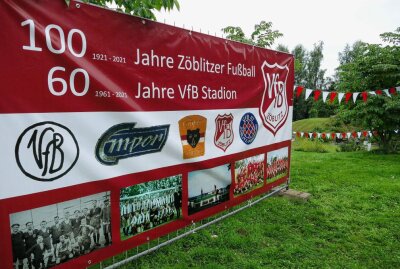 Zöblitzer Fußballer feiern 100. Geburtstag - Ein großes Banner zeigte die unterschiedlichen Vereinsnamen im Laufe der Zeit. Foto: Andreas Bauer