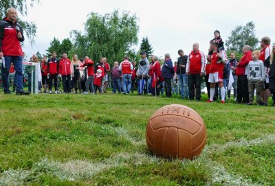 Zöblitzer Fußballer feiern 100. Geburtstag - Für den symbolischen Anstoß war ein kleines Spielfeld abgesteckt worden. Foto: Andreas Bauer