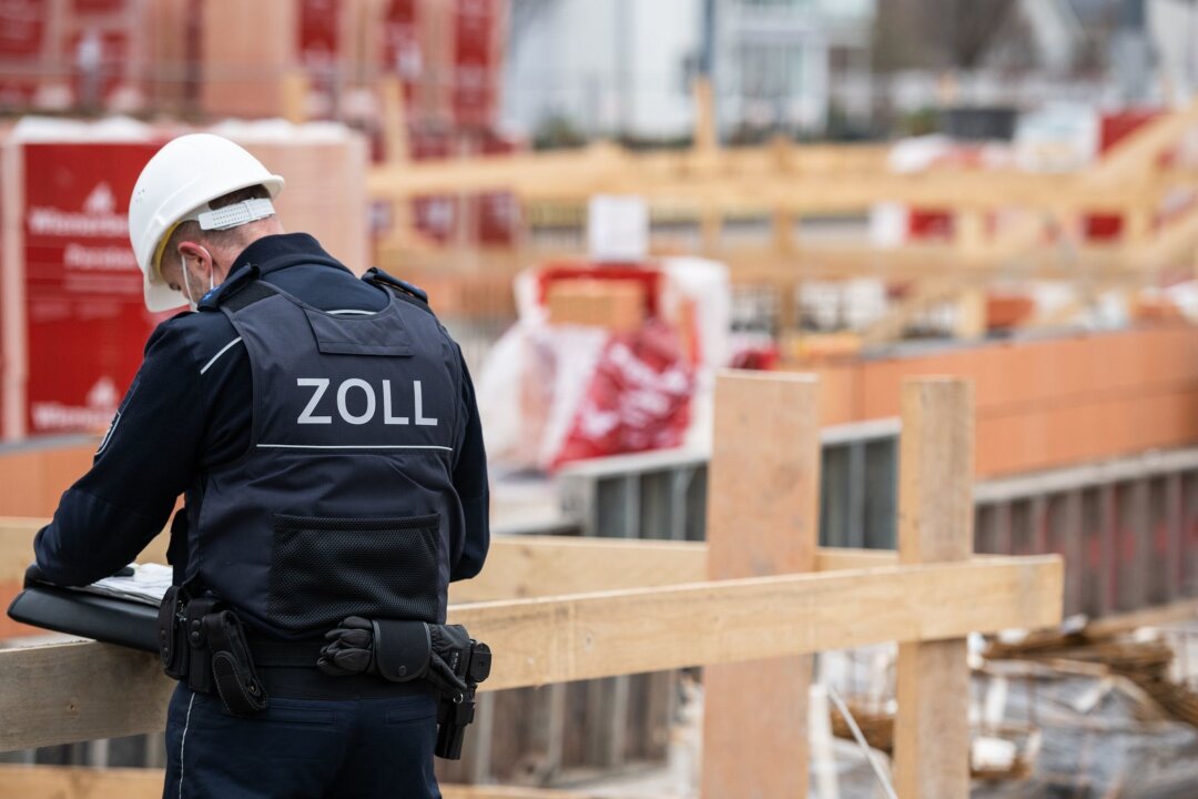 Zöllner leiten nach Kontrollen zwölf Strafverfahren ein - Ein Mitarbeiter des Zolls führt eine bundesweite Schwerpunkt-Kontrolle zur Schwarzarbeit durch.