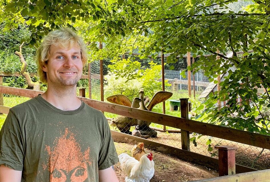 Zoo der Minis: Diese zwei Hühnerrassen sind Nachbarn - Zootierpfleger Peter Hömke am Gehege der Brahmahühner. Foto: Ralf Wendland