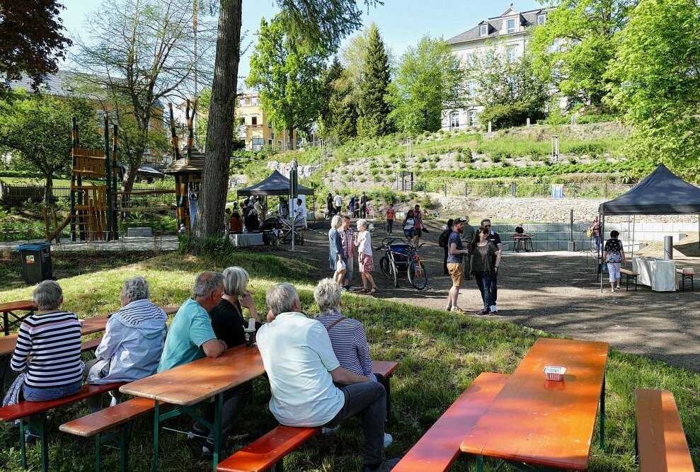 Über den Nachmittag verteilt, lockte die Eröffnung des Zschopauer Seminargartens mehr als 400 Besucher an. Foto: Andreas Bauer