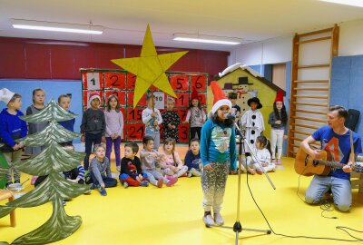 Zschopau bekommt einen neuen kleinen Weihnachtsmarkt - Die Kinder der Kita "Spatzennest" proben für ihren Auftritt am Freitag. Foto: Andreas Bauer