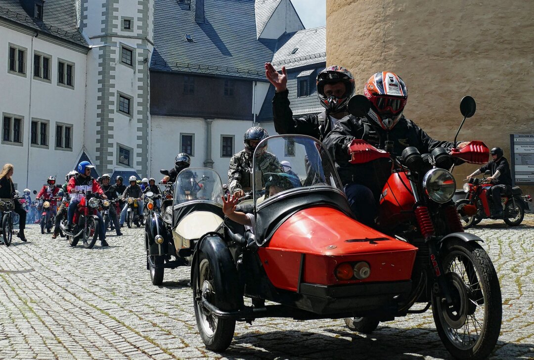 Zschopau lädt Biker zum Saisonabtakt auf Schloss Wildeck ein - Für Biker ist das im Zentrum der Motorradstadt Zschopau gelegene Schloss Wildeck immer wieder ein schöner Treffpunkt. Foto: Andreas Bauer