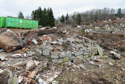 Zschopau schafft Platz für neue Eigenheime - Letzter Mauerreste zeugen von den Gärten, die den Eigenheimen weichen mussten. Foto: Andreas Bauer