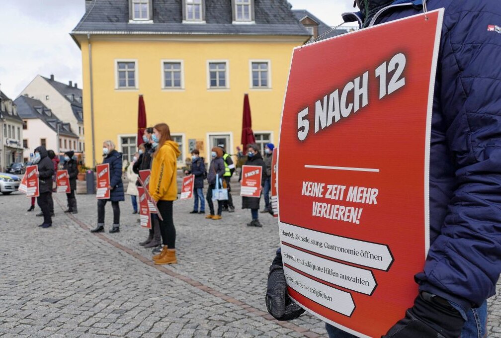 Auf dem Zschopauer Marktplatz versammelten sich etwa 55 Teilnehmer, deren Plakate eine klare Botschaft vermittelten: Bezüglich der Öffnung des Handels ist es schon "5 nach 12". Foto: Andreas Bauer