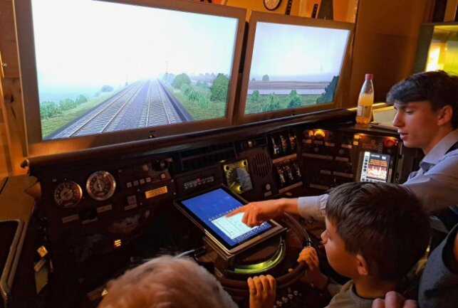 Zschopauer Ausstellung lässt Lokführer-Träume wahr werden - An diesem TGV-Führerstand werden Kinder zu Lokführern. Foto: Andreas Bauer