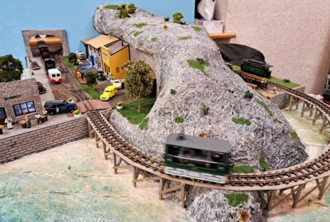 Zschopauer Ausstellung lässt Lokführer-Träume wahr werden - -Hier rollte eine Modellbahn über eine imaginäre Insel vor Südamerika. Foto: Andreas Bauer
