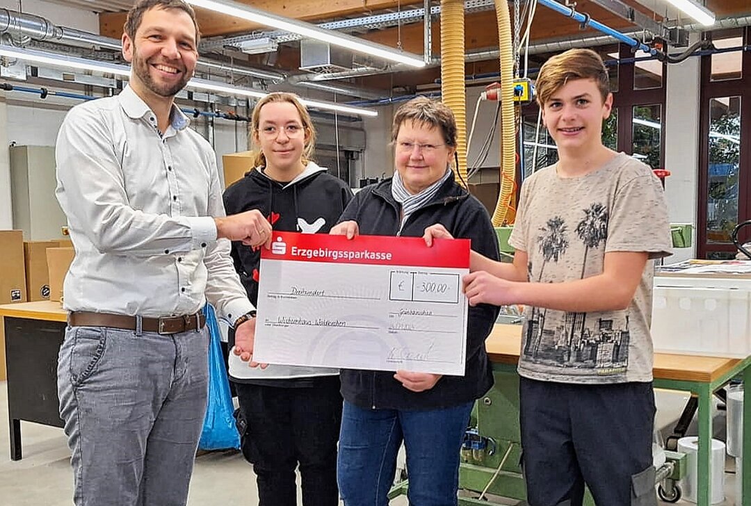 Zschopauer Bebel-Schule unterstützt Wichernhaus mit Spende - Bei ihrem letzten Besuch hatten die Zschopauer Schüler einen Spendenscheck dabei. Foto: Wichernhaus