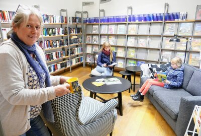 Zschopauer Bibliothek ebnet mit Lesecafé den Weg in die Zukunft - In der Zschopauer Stadtbibliothek kann Silke Dost den Besuchern neben Literatur jetzt auch Kaffee anbieten. Foto: Andreas Bauer
