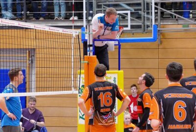 Zschopauer Drittliga-Ära endet mit Heimniederlage - Auch im Volleyball gehören Diskussionen mit dem Schiedsrichter dazu. Foto: Andreas Bauer