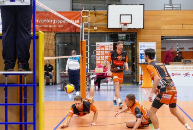 Zschopauer Drittliga-Volleyballer verpassen zweiten Saisonsieg - Die Gastgeber kämpften um jeden einzelnen Ball. Foto: Andreas Bauer