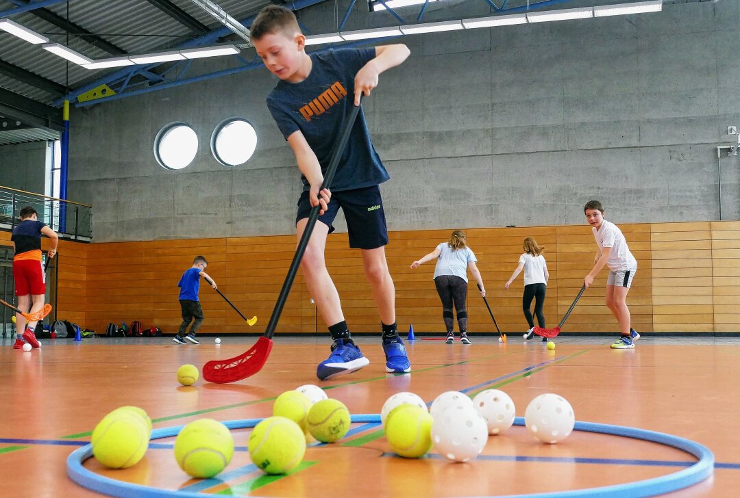 Zschopauer Feriencamp begeistert 25 Kinder für den Sport - Ging es am ersten Tag beispielsweise um Basketball, so wurde tags darauf Floorball gespielt. Foto: Andreas Bauer