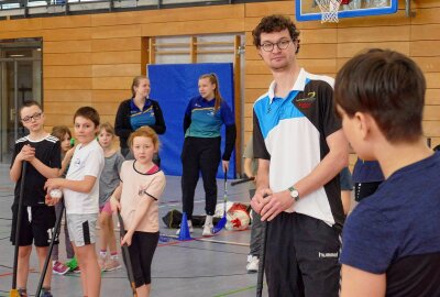 Zschopauer Feriencamp begeistert 25 Kinder für den Sport - Sportjugendkoordinator Fabian Göbel hatte viele Tipps für die Kinder parat. Foto: Andreas Bauer