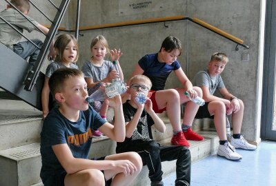 Zschopauer Feriencamp begeistert 25 Kinder für den Sport - Zwischendurch wurde immer mal wieder Pause gemacht, um etwas zu trinken. Foto: Andreas Bauer