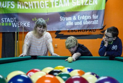 Zschopauer Feriencamp rückt Sport in den Vordergrund - Betreuerin Martina Oehme (links) kümmert sich rund um die Uhr um die 23 Kinder. Foto: Andreas Bauer