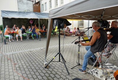 Zschopauer Fete de la Musique trotz Regen ein großer Erfolg - Dies war die neue Bühne in einem Innenhof der Marienstraße. Foto: Andreas Bauer