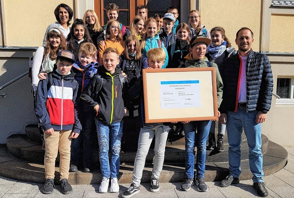 Zschopauer Gymnasiasten spenden für Flutopfer - In Bad Schandau überreichte die Klasse 7b Bürgermeister Thomas Kunack einen symbolischen Scheck über 1000 Euro. Foto: Schule