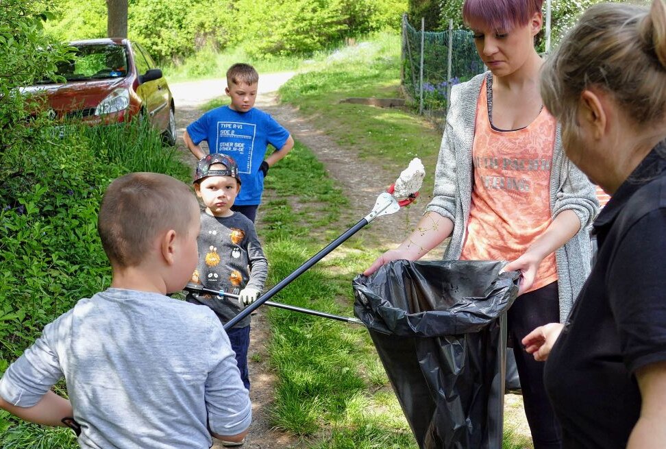 Zschopauer Jugendclub macht sich für die Umwelt stark - Bereits im Sommer waren Mitarbeiter des Jugendclubs mit Kindern unterwegs - und sammelten dabei viel Müll. Foto: Andreas Bauer