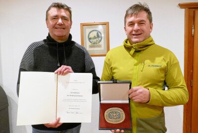 Zschopauer Kanuverein erhält Sportplakette des Bundespräsidenten - Wolfgang Schreiter (links) und Mike Dost nahmen die Auszeichnung in Dresden entgegen. Foto: Andreas Bauer