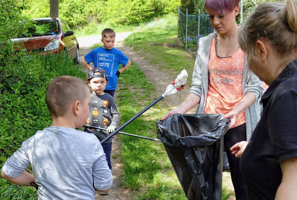 Zschopauer Kinder widmen ihren Tag der Umwelt - Mit Greifzangen und Hanschuhen packten die fleißigen Kinder zu. Foto: Andreas Bauer