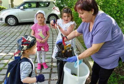 Zschopauer Kinder widmen ihren Tag der Umwelt - Auch Wege direkt an den Wohnblöcken wurden von Müll befreit. Foto: Andreas Bauer