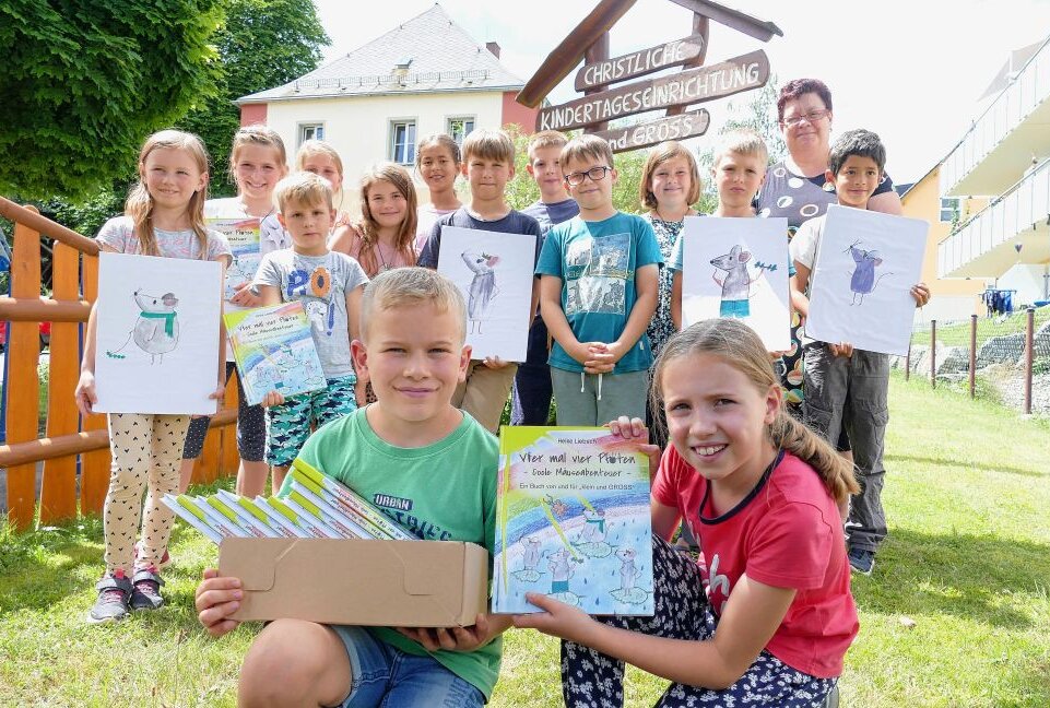 Zschopauer Kita-Gruppe präsentiert eigenes Buch - Unter der Anleitung von Erzieherin Heike Liebsch haben die Kinder der Hortgruppe ein eigenes Buch kreiert. Foto: Andreas Bauer