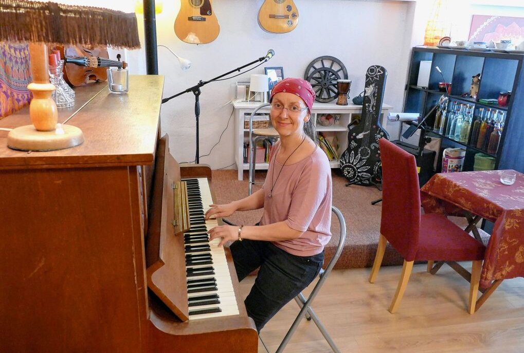 Zschopauer Kultur-Herbst erlebt seine Premiere - Mitunter setzt sich Elke Böhm im Kulturcafé auch selbst ans Klavier und spielt ein paar Lieder. Foto: Andreas Bauer