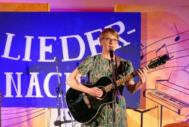 Zschopauer Liedernacht begeistert Musiker und Zuhörer - Auf der Bühne stand unter anderem Liedermacherin Jana Berwig aus Berlin. Foto: Andreas Bauer