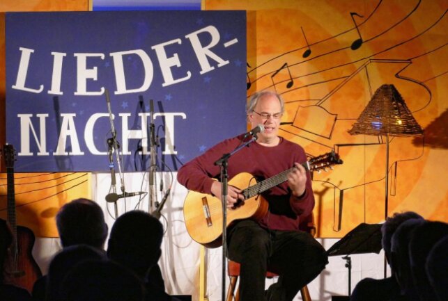 Zschopauer Liedernacht begeistert Musiker und Zuhörer - Aus Berlin war außerdem Holger Saarmann gekommen, um das Publikum mit seinen Liedern zu unterhalten. Foto: Andreas Bauer
