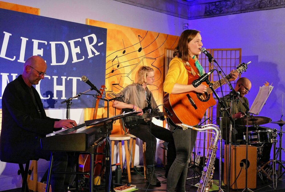 Zschopauer Liedernacht vereint gute Laune mit gutem Zweck - Der letzte Auftritt des Abends war der Zschopauer Weber-Bande vorbehalten. Foto: Andreas Bauer