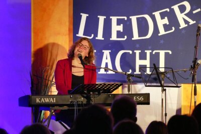 Zschopauer Liedernacht vereint gute Laune mit gutem Zweck - Zuvor hatte unter anderem Friederike aus Thüringen auf der Bühne gespielt. Foto: Andreas Bauer
