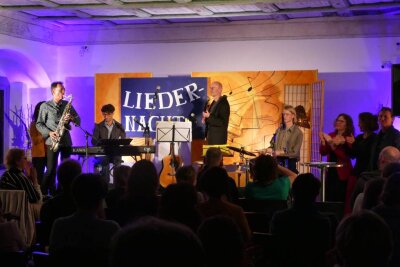 Zschopauer Liedernacht vereint gute Laune mit gutem Zweck - Ganz am Ende standen alle Künstler noch einmal gemeinsam auf der Bühne. Foto: Andreas Bauer