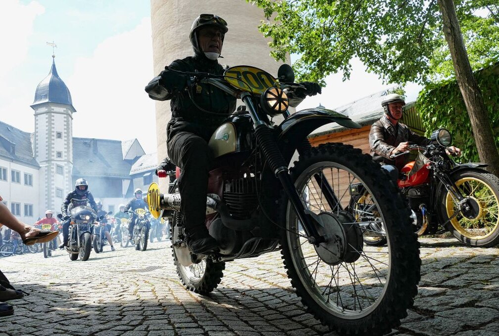 Zschopauer Motorradjubiläum kommt ins Rollen - So wie bei der Verleihung des offiziellen Titels "Motorradstadt" im Vorjahr ist auch in diesem Sommer mit regem Betrieb auf Schloss Wildeck zu rechnen. Foto: Andreas Bauer