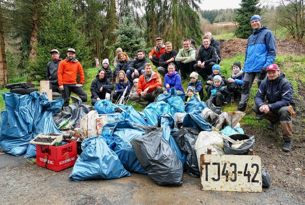 Zschopauer Mountainbiker mit Umweltpreis ausgezeichnet - Am Ende der Aktion hatten die ShredErz-Mitglieder wieder viel Müll zusammengetragen. Foto: Andreas Bauer