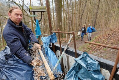 Zschopauer Natur von 1600 Kilogramm Müll befreit - André Seidel fand unter anderem einen alten Zaun im Wald. Foto: Andreas Bauer