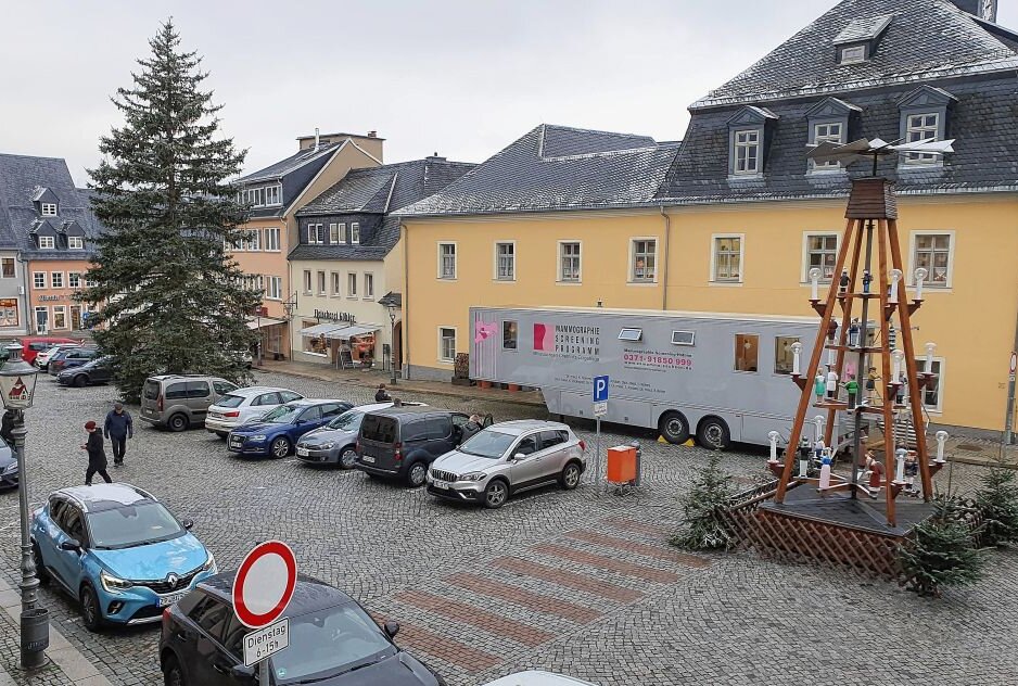 Aktuell ist das Bild auf dem Zschopauer Neumarkt noch von Autos geprägt, was sich durch die Umgestaltung ändern soll. Foto: Andreas Bauer