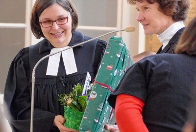 Zschopauer Pfarrerin hinterlässt eine große Lücke - Kantorin Carola Kowal hatte für Claudia Matthes einige Frühblüher als Geschenke dabei. Foto: Andreas Bauer
