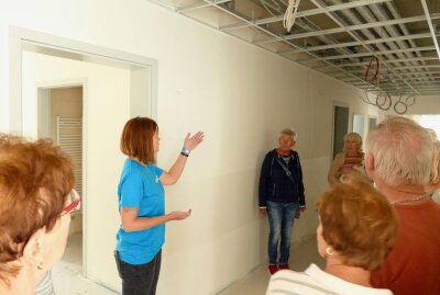 Zschopauer Pflegezentrum gewährt erste Einblicke - Um die Führungen durch die Einrichtungen kümmerte sich Daniela Seidel von der Euro-Plus. Foto: Andreas Bauer