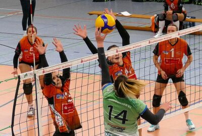 Zschopauer Regionalliga-Teams zurück am Netz - Mit solchen Blocks wollen die Zschopauer Volleyballerinnen nach langer Pause endlich wieder zu Punkten kommen. Foto: Andreas Bauer