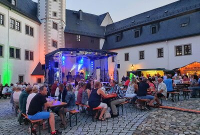 Zschopauer Schlagernacht begeistert das Publikum - Schon am Abend versammelten sich viele Besucher vor der Bühne im Hof von Schloss Wildeck. Foto: Andreas Bauer