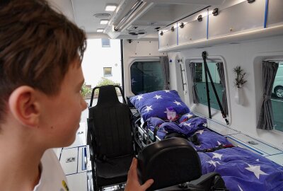 Zschopauer Schüler bringen den Wünschewagen in Fahrt - Der Blick der Patienten im Bett ist nach vorn gerichtet. Foto: Andreas Bauer
